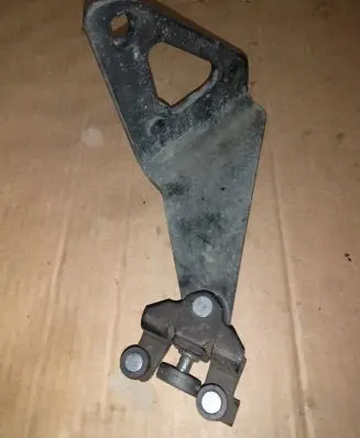 Renault Trafic III (X82) Sliding door lower roller guide/hinge 