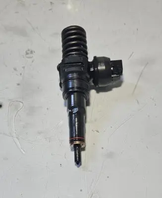 Audi A6 S6 C5 4B Fuel injector 038130073BA