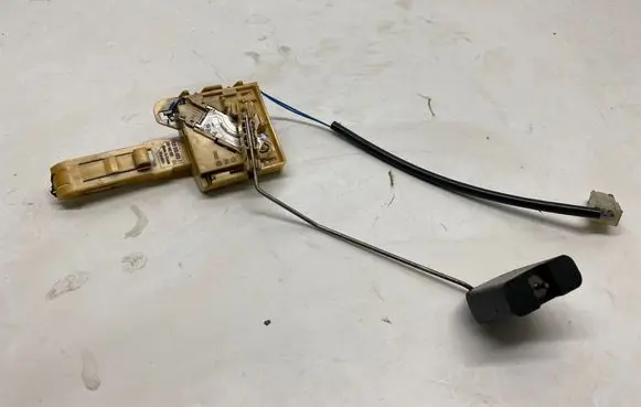 Volkswagen Touareg I Fuel level sensor 7L6919673B 221842003