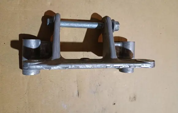 Subaru Outback (BS) Engine mounting bracket 41032AJ010