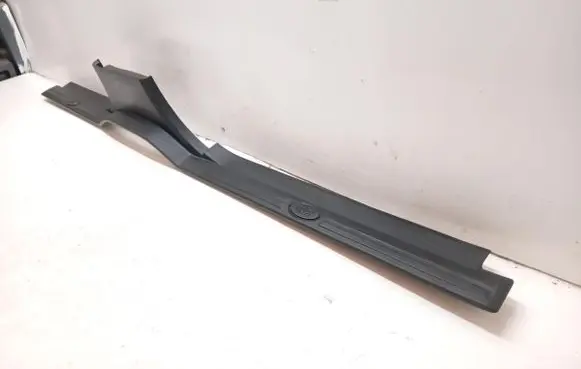 Land Rover Discovery 3 - LR3 Rear sill trim cover H500170