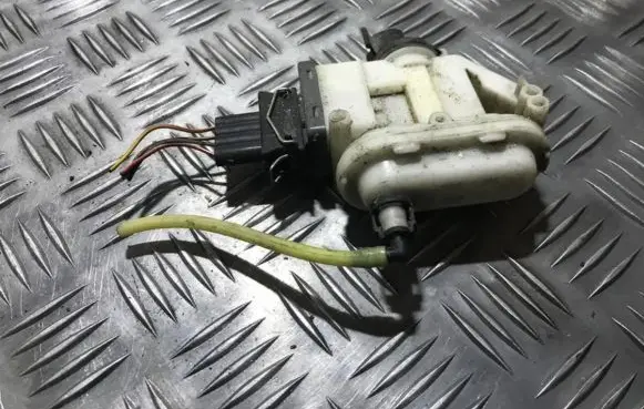 Volkswagen PASSAT B4 Central locking vacuum pump 3a0862153b