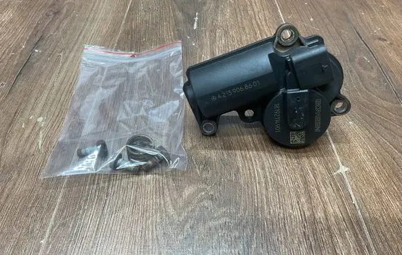 Mercedes-Benz E W213 Intake manifold valve actuator/motor A2139068601