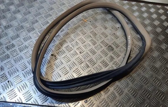 Mercedes-Benz E W212 Rear door rubber seal (on body) A2126970151