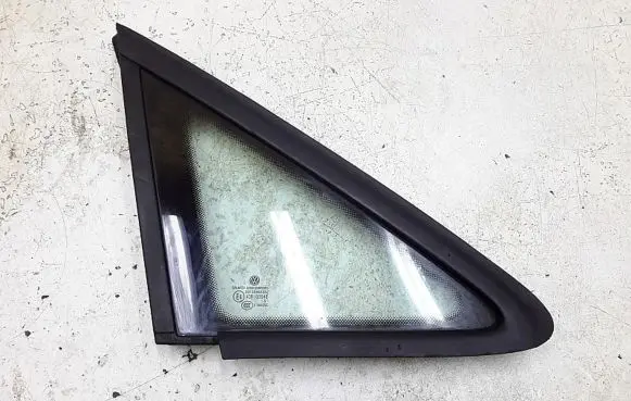 Volkswagen Touran I Rear side window e643-00048