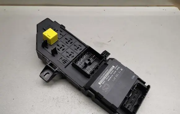Opel Signum Fuse module 13181984 13165971