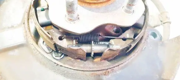 Nissan Leaf I (ZE0) Handbrake/parking brake pads 