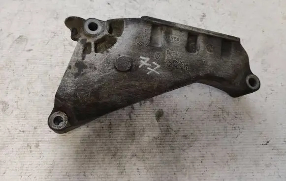 Engine mounting bracket