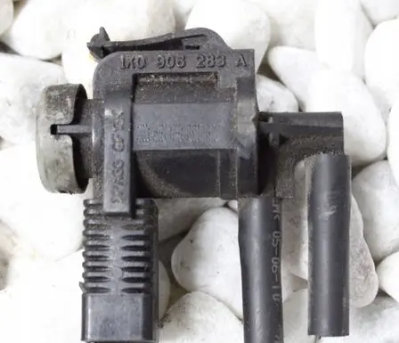 Volkswagen Tiguan Turbo solenoid valve 1K0906283A
