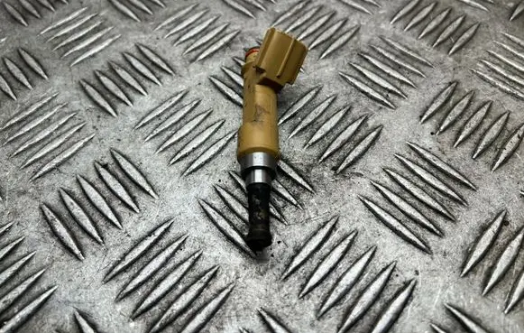 Toyota Prius (XW30) Fuel injector 2325037010