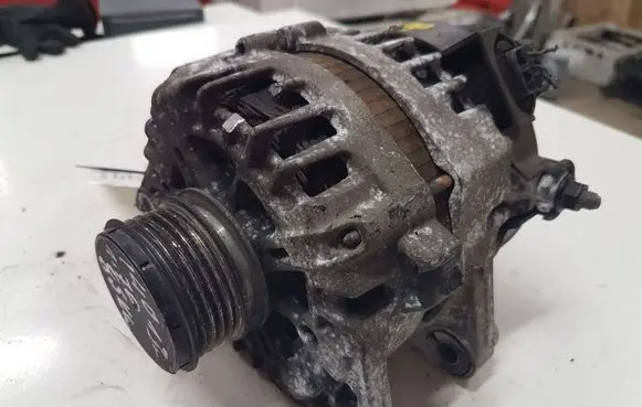 Hyundai i40 Generator/alternator 2609674 373002A800