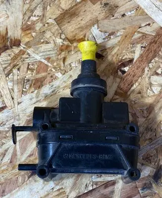 Mercedes-Benz E W124 Central locking vacuum pump 