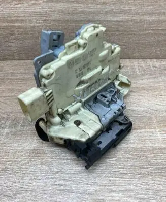 Volkswagen PASSAT B6 Front door lock 3C1837015A