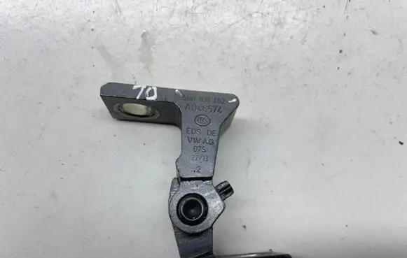 Volkswagen Tiguan Front door upper hinge 5N0831402
