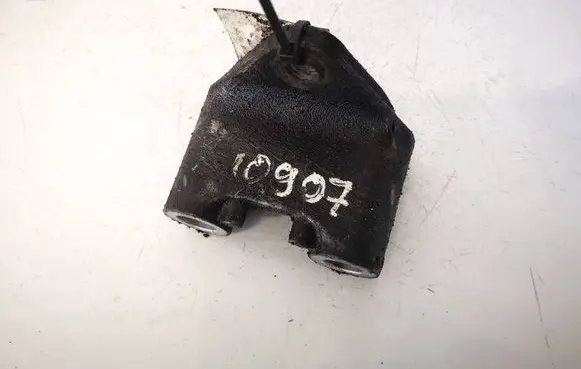 Mazda 6 Engine mounting bracket 