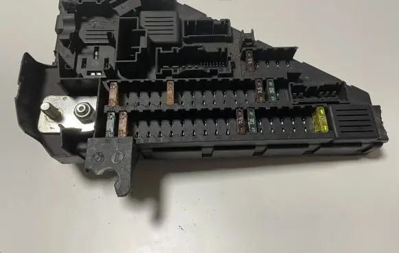 BMW 5 E60 E61 Fuse module 6906618