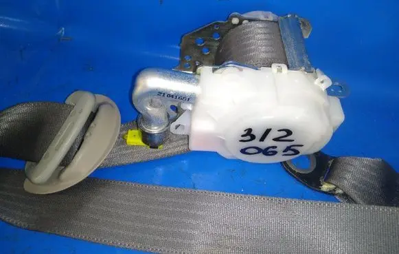 Toyota Prius (XW30) Front seatbelt 7321047121B3
