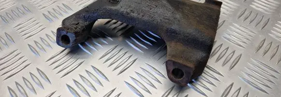 Toyota RAV 4 (XA20) Engine mounting bracket