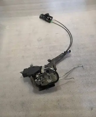 Toyota RAV 4 (XA20) Front door lock 2133m