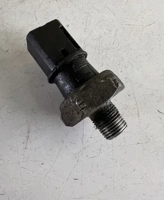 Nissan Almera N16 Oil pressure sensor 111303005