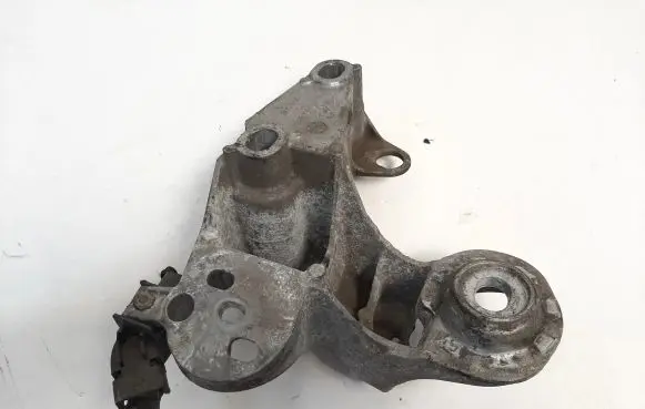 Audi A4 S4 B7 8E 8H Engine mounting bracket 8E0199352N