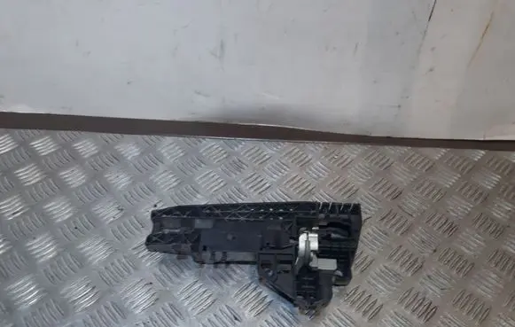 Rear door exterior handle/bracket