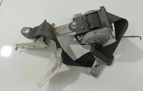 Toyota Avensis T250 Rear seatbelt 