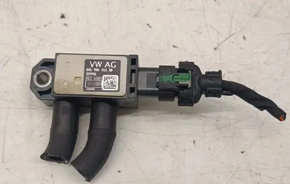 Audi A3 8Y Exhaust gas pressure sensor 04L906051M