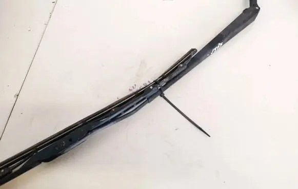 Front wiper blade arm