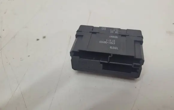Toyota Avensis T250 Seat heating relay 875010W0100