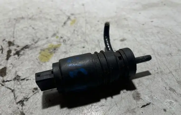 BMW 5 E39 Windscreen/windshield washer pump