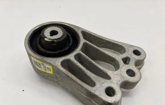 Engine mount bracket