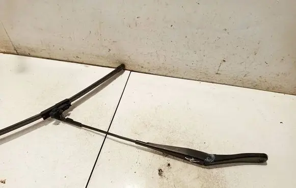 Front wiper blade arm