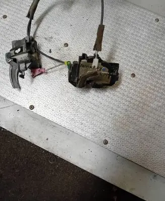 Nissan Pathfinder R51 Front door lock