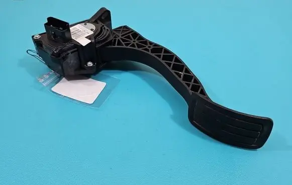 Accelerator throttle pedal