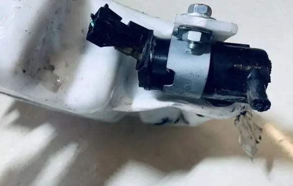 Mitsubishi Pajero Windscreen/windshield washer pump