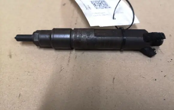Volkswagen Golf IV Fuel injector 028130201T