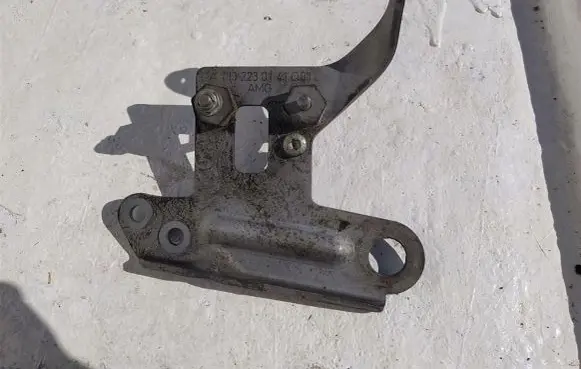 Mercedes-Benz A W176 Engine mounting bracket A1332230141