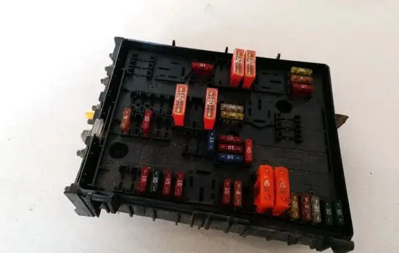 Volkswagen Touran I Fuse box set 1K0937124D 015345021