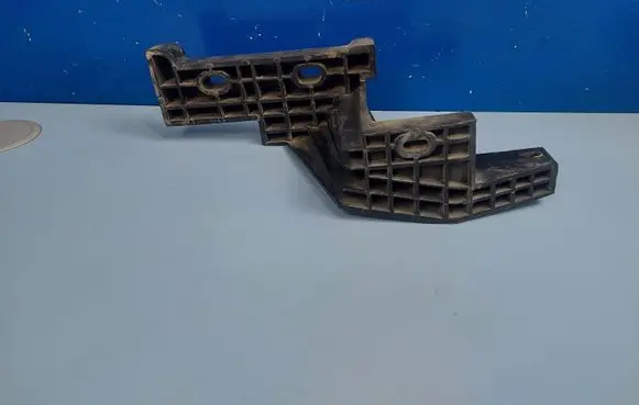 Front bumper mounting bracket