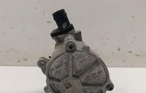 Nissan Qashqai J12 Vacuum pump A2820909800