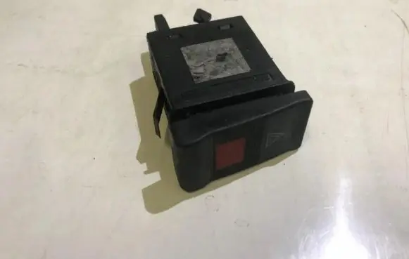 Volkswagen PASSAT B5 Hazard light switch