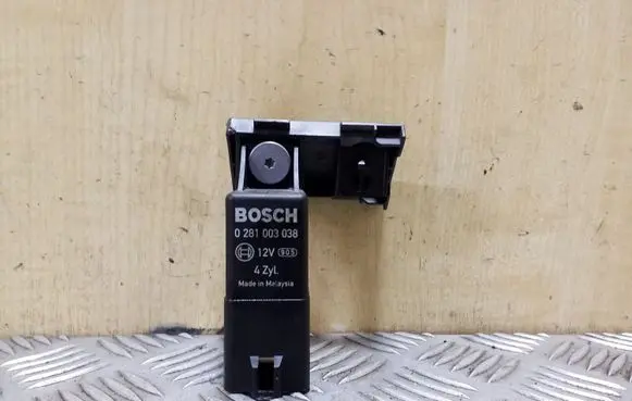 Volkswagen Golf VI Glow plug pre-heat relay 0281003038