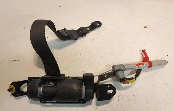 Volvo V70 Front seatbelt 6841791