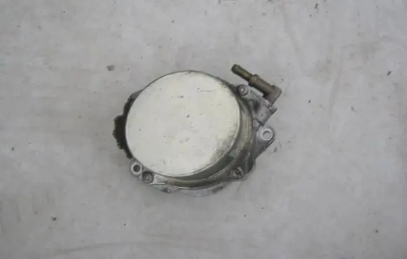 Volkswagen Touareg I Vacuum pump 057145100AH