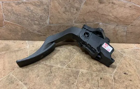 Accelerator throttle pedal