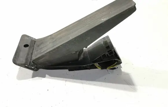Accelerator throttle pedal