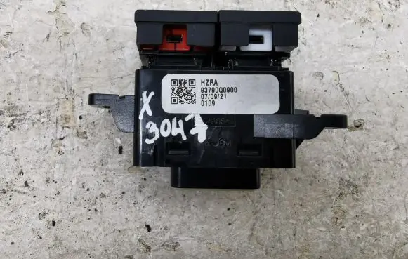 Hyundai i20 (BC3 BI3) Hazard light switch 93790Q0900