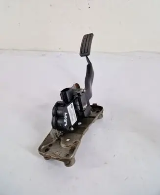 Accelerator throttle pedal