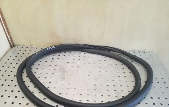Rear door rubber seal (on body)